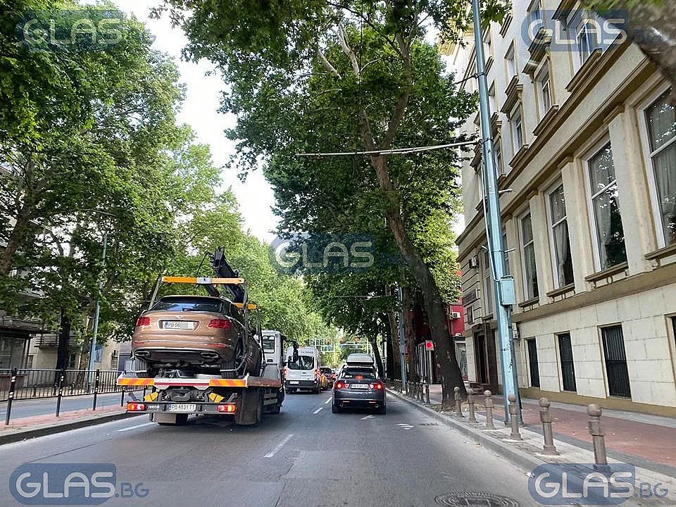 Невероятно! Паяк вдигна Бентли