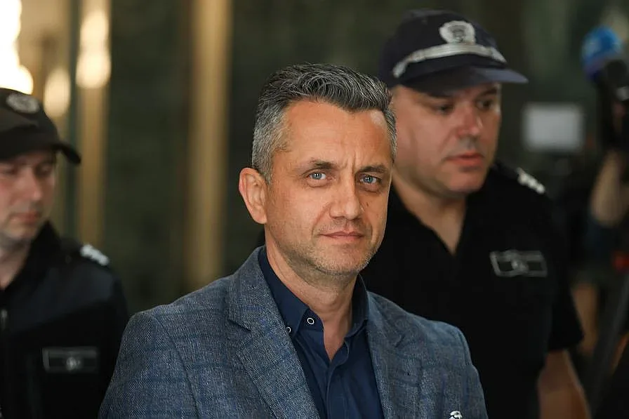 Стана ясно кой стои зад митническия шеф Беляшки. Изплува името и на депутат