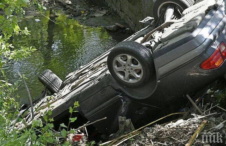 Изплува кола с труп на безследно изчезнал