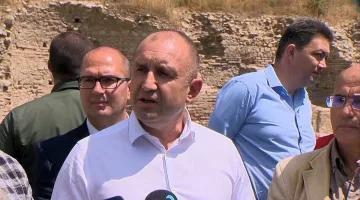 Радев се юрна да си търси нови политици