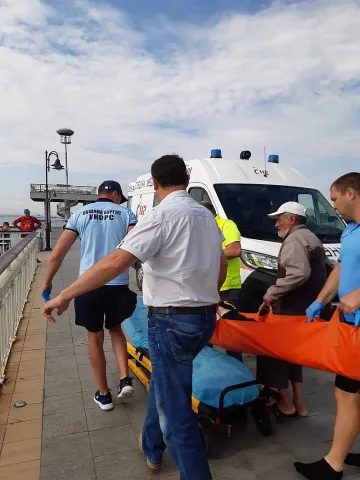 Общински инспектор извади от водата давещ се край Моста човек