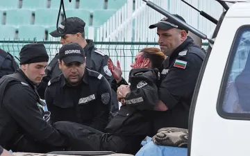 8 месеца пандиз за гамена, ослепил полицайка