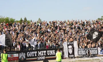 Футболни фенове протестират в Пловдив