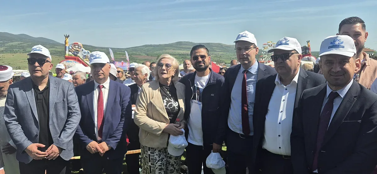 ДПС-Ново начало почете героите на демокрацията. Хиляди в Караманци