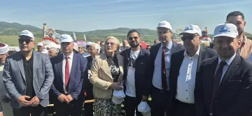 ДПС-Ново начало почете героите на демокрацията. Хиляди в Караманци