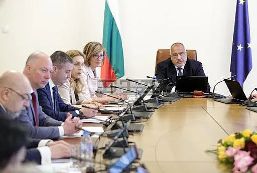 Премиерът: Сам не може да се справиш с кризата