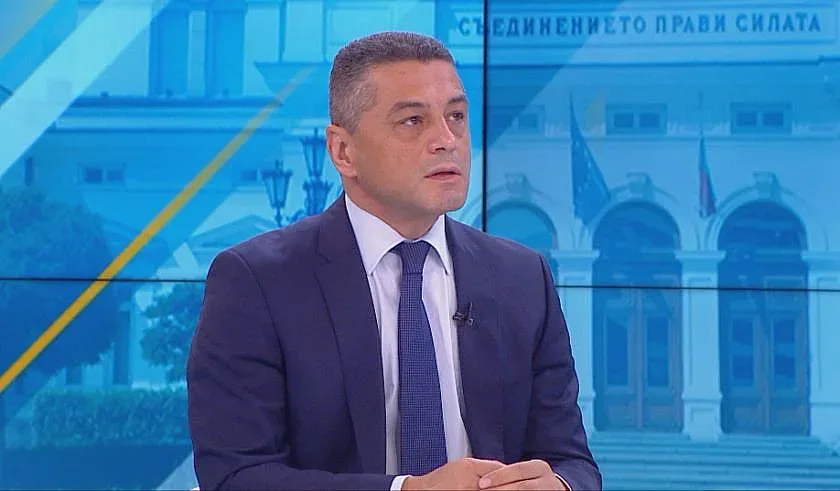 Нинова разбила червените редици