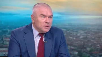 Марешки видя близост на Нинова с Божков