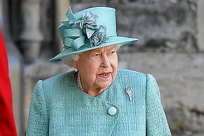 Кралицата с таен знак към гвардейците