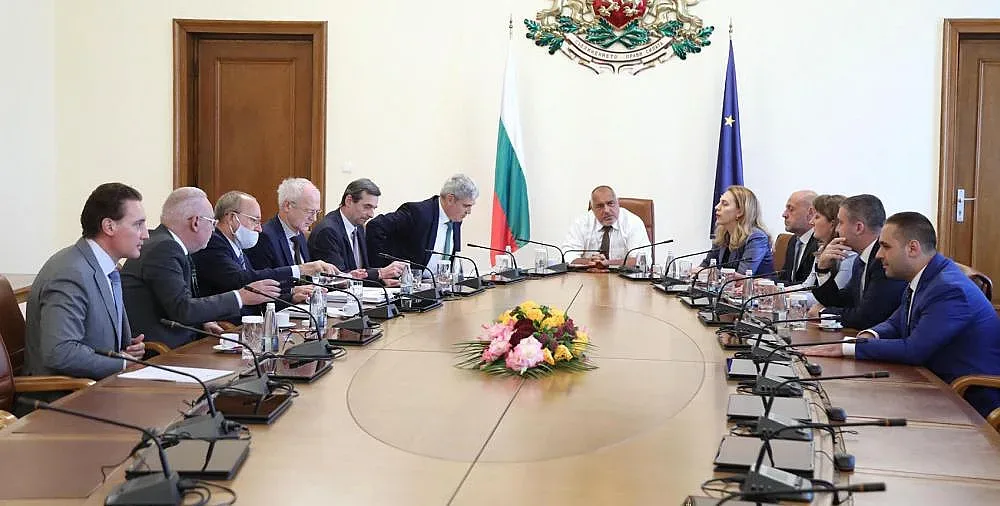 Борисов проведе тристранка за боновите книжки