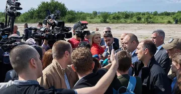 Радев с нов крясък по управляващите