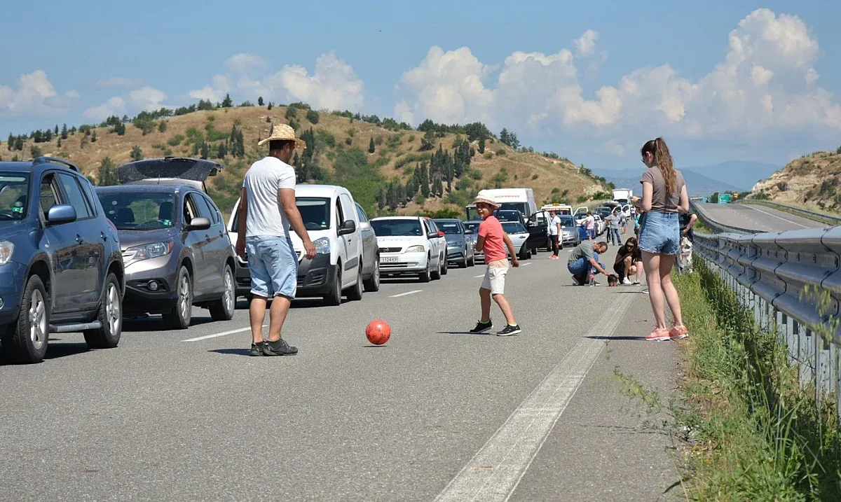 Стотици сърби блокирани на границата ни с Гърция