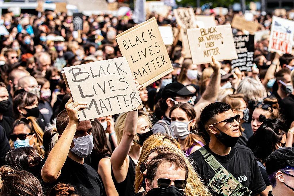 Играчите в Англия слагат фланелки "Black Lives Matter"