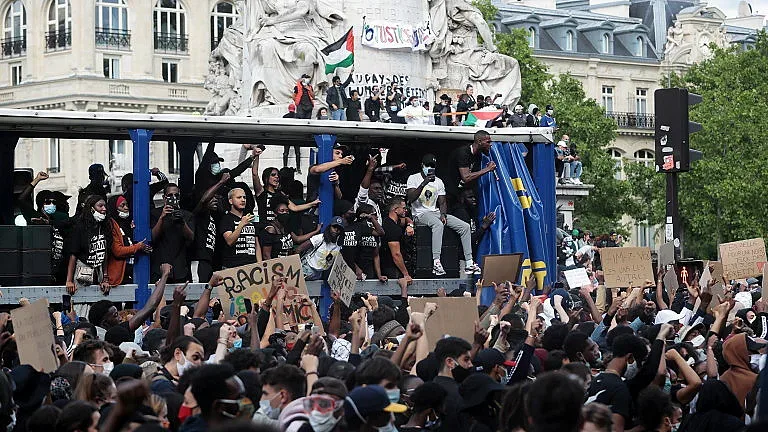 На протеста в Париж викали „мръсни евреи“