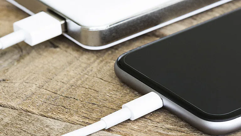 Скапваме ли телефона, ако го зареждаме цяла нощ