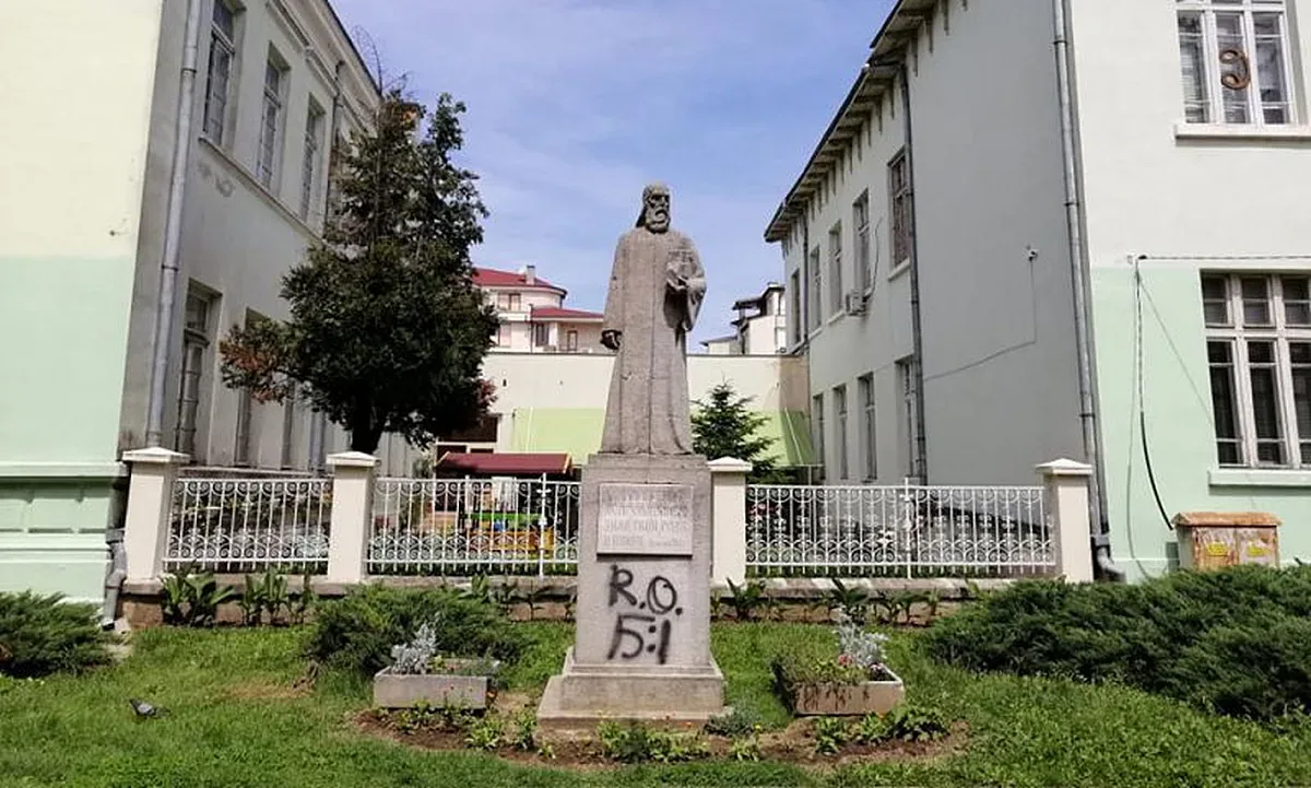 Реставрират най-стария паметник на Паисий