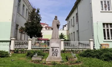 Реставрират най-стария паметник на Паисий