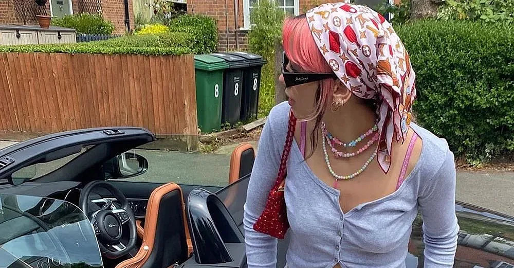 Модата се върна в 90-те години с кърпа за глава