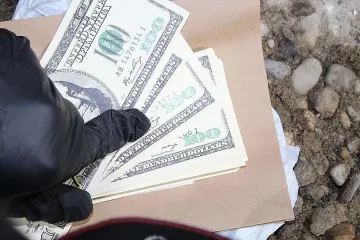 Удар: Хванаха фалшиви 40 000 евро и $30 000