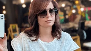 Алекс Сърчаджиева сменя и прическа, и работа