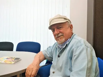 Ваньо Вълчев се усмихва дяволито, когато говори за новата си книга