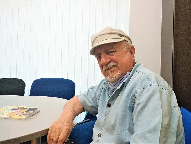 Ваньо Вълчев се усмихва дяволито, когато говори за новата си книга