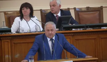 Червен депутат се подигра с жените в армията