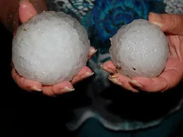 Градушка като бейзболна топка удари в страната