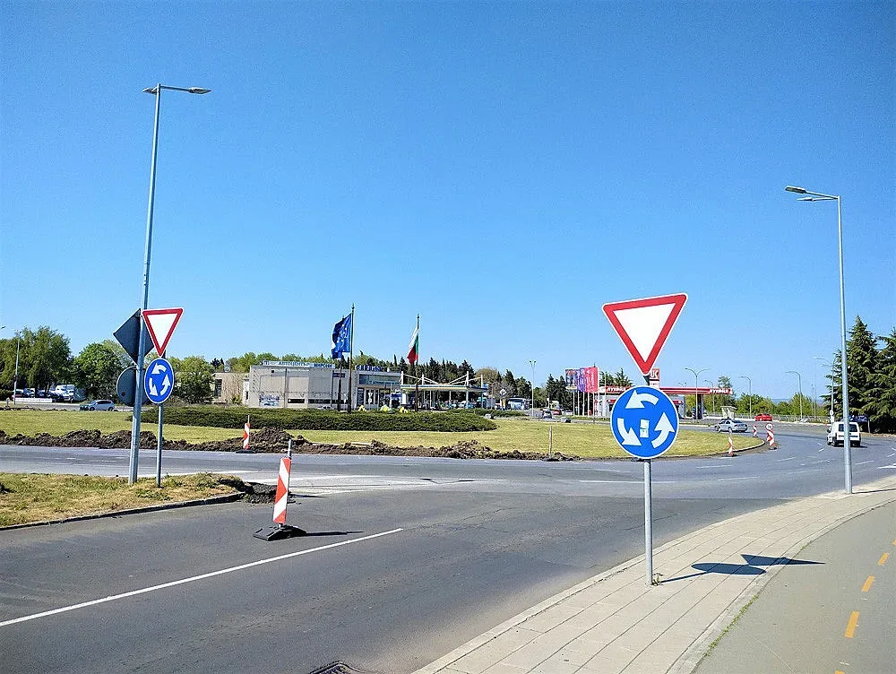 През нощта във вторник преасфалтират кръговото до Траурния парк