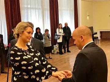 Предателство в БСП:Жената на Симов зави към Божков