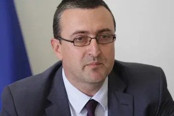 Какво е състоянието на заразения зам.-министър