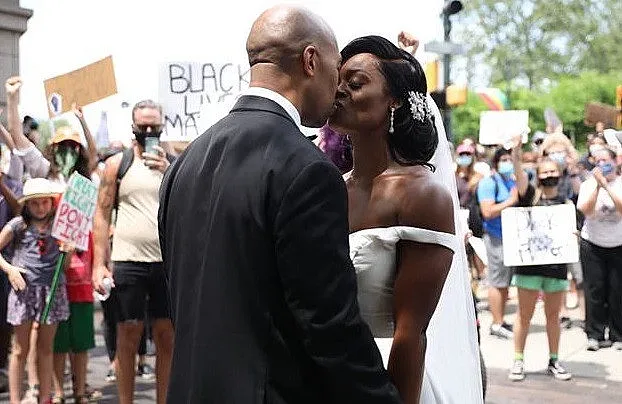 Сватба по време на протест