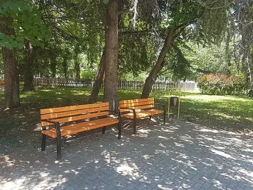 Нови пейки облагородяват паркове в Стара Загора