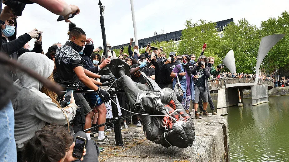 Британци изхвърлиха статуя на робовладелец