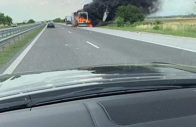 Джип гори на магистрала "Тракия"