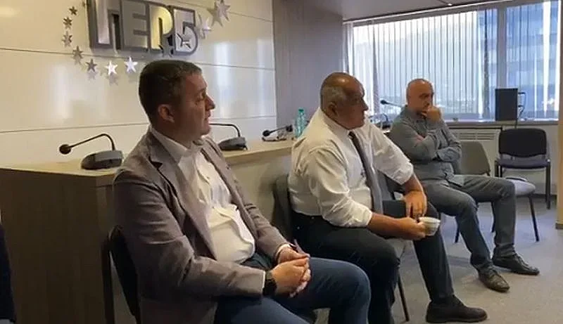 Борисов и Горанов изнесоха лекция за данъците