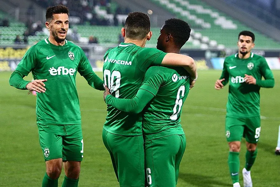 Лудогорец поведе в дербито