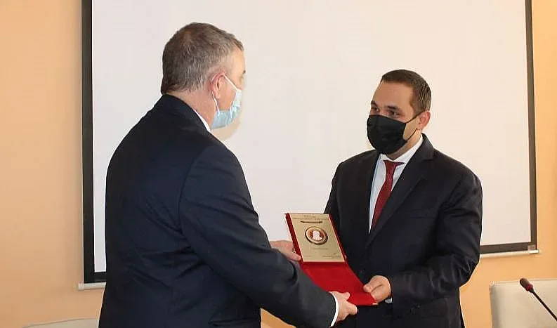 Караниколов получи специален плакет от УНСС