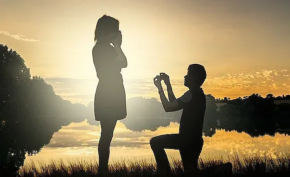 Годеж в разгара на протест