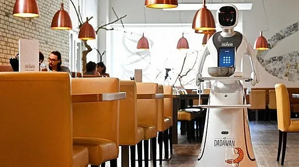 Роботи сервират питиета в Нидерландия