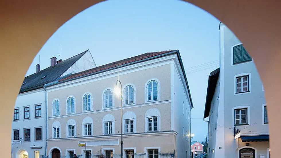 Правят от къщата на Хитлер полицейски участък