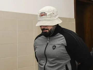 Гребеца лежи до живот за две убийства