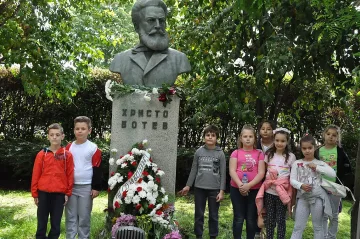 Бургазлии се преклониха пред подвига на Ботев