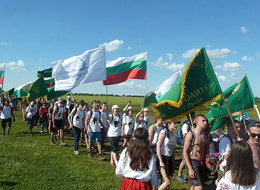 Ща­фе­та кач­ва Бо­те­во­то зна­ме на Окол­чи­ца