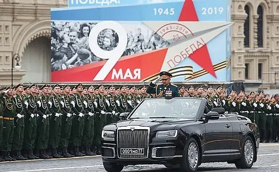 Зилът на Хрушчов на парада в Русия