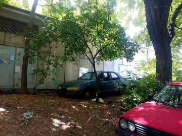 Репатрират на наказателен паркинг автомобили без регистр. табeли