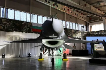 Три версии за дефекта в F-16