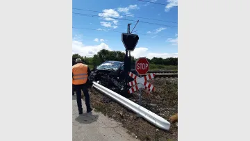 Джип се заби в бързия влак