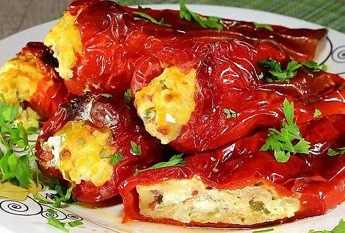 Сгответе любимите пълнени чушки с яйца и сирене