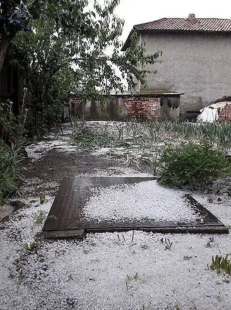 Градушки затрупаха части от страната